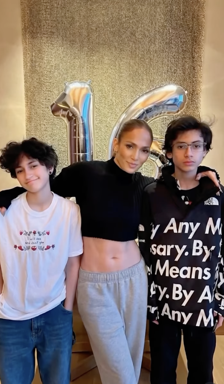 "Ви такі вже дорослі": Дженніфер Лопес розчулила фото зі своїми близнюками на їхнє 18-річчя